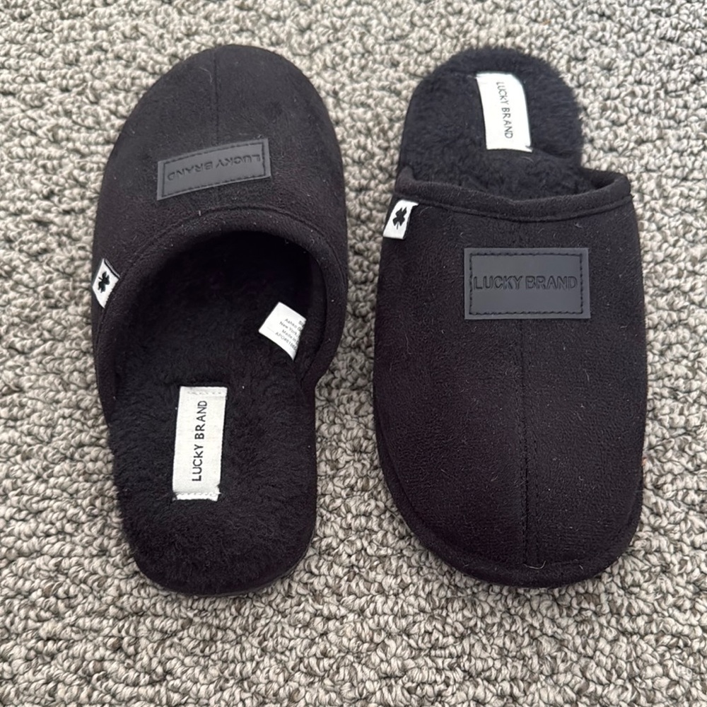 NWOT Lucky Brand Black Slippers. Kids size 4.
